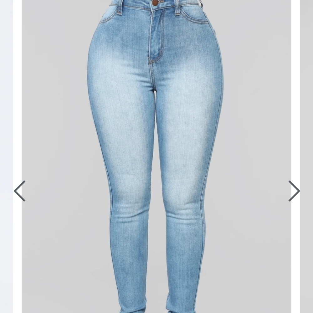 Fashion Nova Lightwash Highwaisted Jeans
